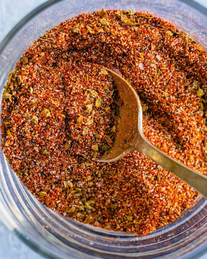 Cajun là hỗn hợp nhiều loại gia vị khác nhau được xay nhuyễn dùng để ướp lên các loại thịt nhằm tạo hương vị thơm – cay đặc trưng.