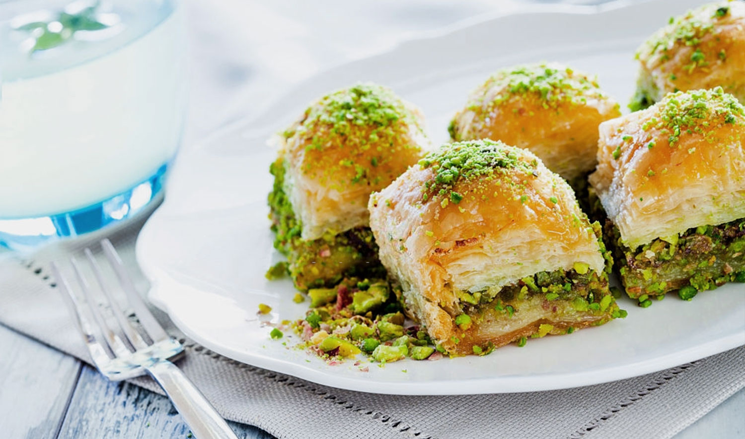 Ở Thổ Nhĩ Kỳ, những tấm bánh ngọt làm bánh baklava được cán mỏng đến mức khi giơ lên ​​người đứng phía sau có thể nhìn thấy như thể qua một tấm màn lưới.