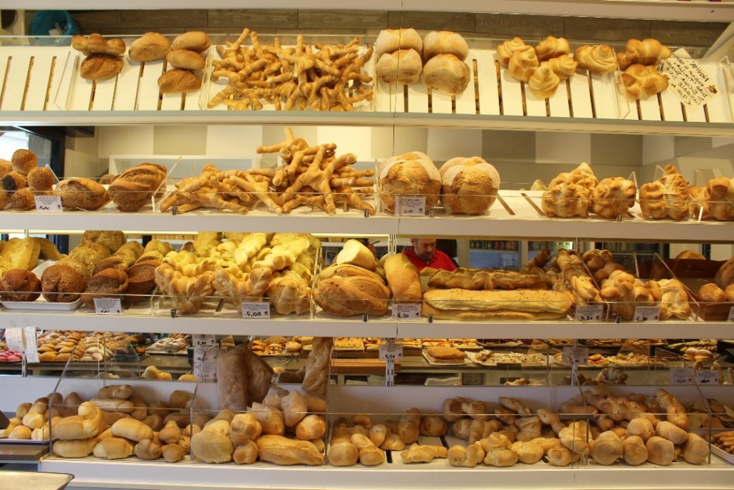 Ciabatta, bánh mì hình “chiếc dép” độc đáo của Ý nổi tiếng khắp thế giới  - Ảnh 1