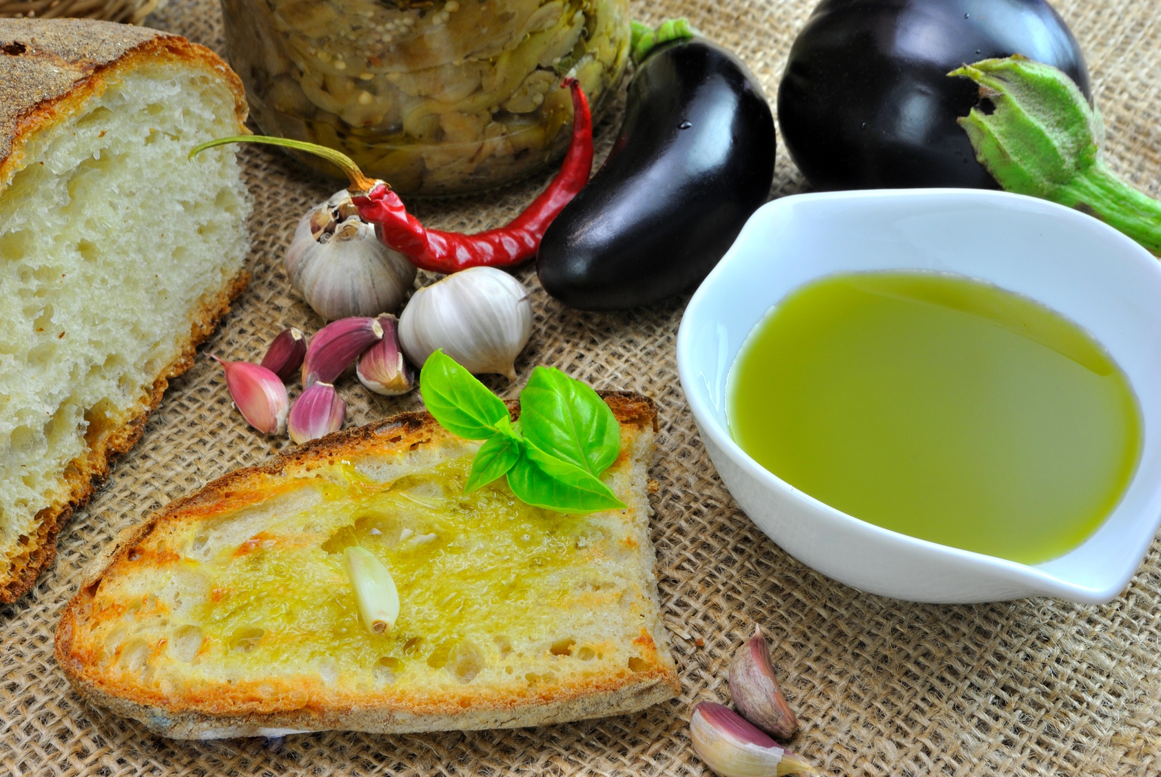 Đĩa antipasto truyền thống của Ý là bánh mì ciabatta ăn kèm với dầu ô liu.
