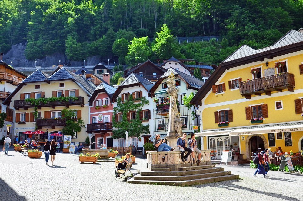 Quảng trường của Hallstatt với những tòa nhà màu phấn xinh xắn mang người dân và du khách của thị trấn đến với nhau.