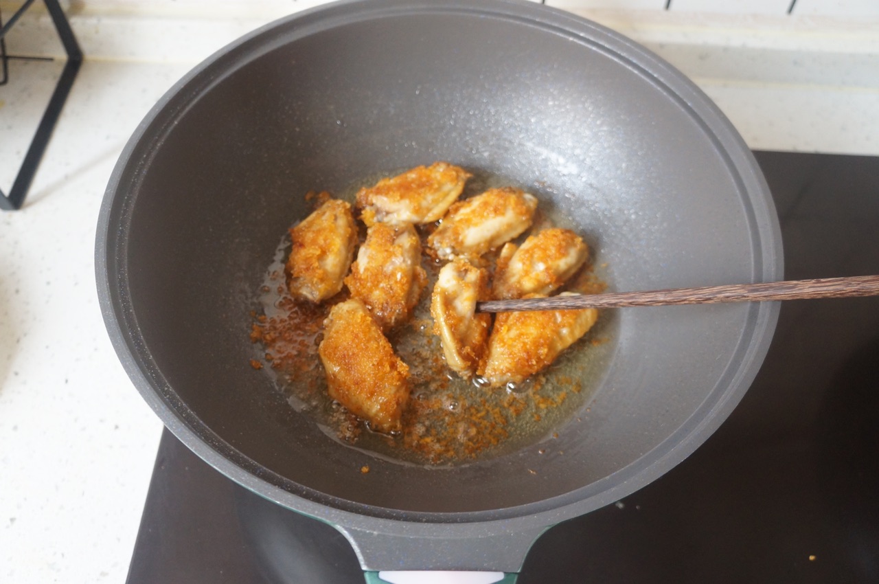 Cách làm cánh gà sốt trứng muối lạ miệng, ngon cơm cho cả nhà - Ảnh 5