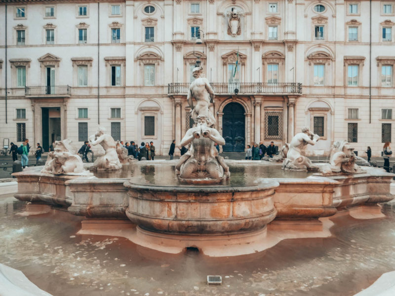Bắt đầu tại quảng trường Novana sẽ cho phép bạn có cảm giác tuyệt vời về bầu không khí của Rome và ngắm nhìn những đài phun nước tuyệt đẹp. Ảnh: takeyourbag