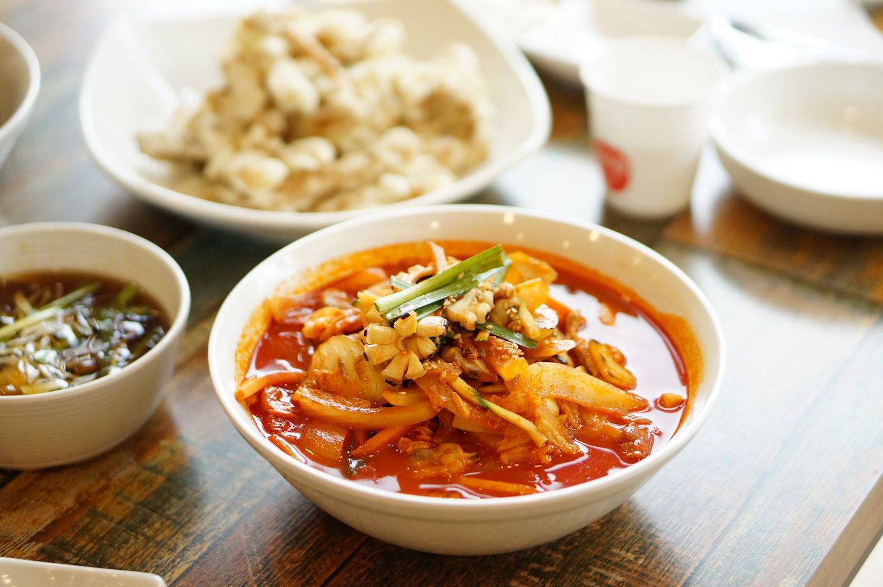 Jjambbong là món mì hải sản kết hợp ẩm thực Trung – Hàn và là món mì rất phổ biến tại xứ sở kim chi.
