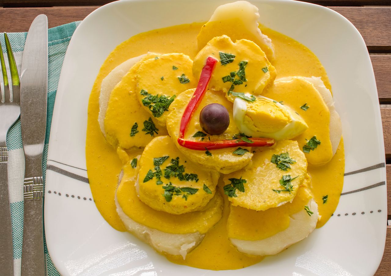 Món khoai tây đến từ vùng Huancayo của Peru này được phủ một lớp sốt phô mai được làm từ hai nguyên liệu chính: ớt aji amarillo và phô mai tươi.