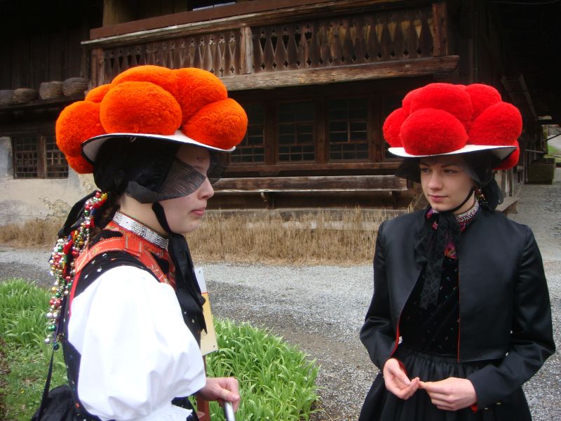 Món tráng miệng mô phỏng lại trang phục truyền thống của phụ nữ, cho đến gần đây, được mặc bởi các cô gái độc thân sống ở vùng nông thôn giáp với Rừng Đen.
