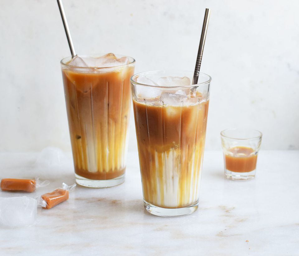 Cách pha caramel macchiato cực đơn giản tại nhà mà ngon như ở tiệm