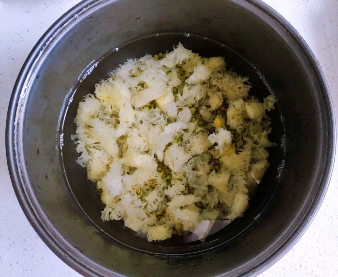 Cách nấu chè đậu xanh nấm tuyết ngon và thanh nhiệt cơ thể - Ảnh 3