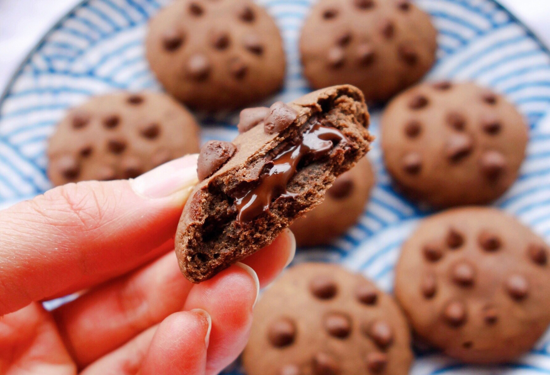 Công thức làm bánh quy chocolate có nhân cực hấp dẫn - Ảnh 1