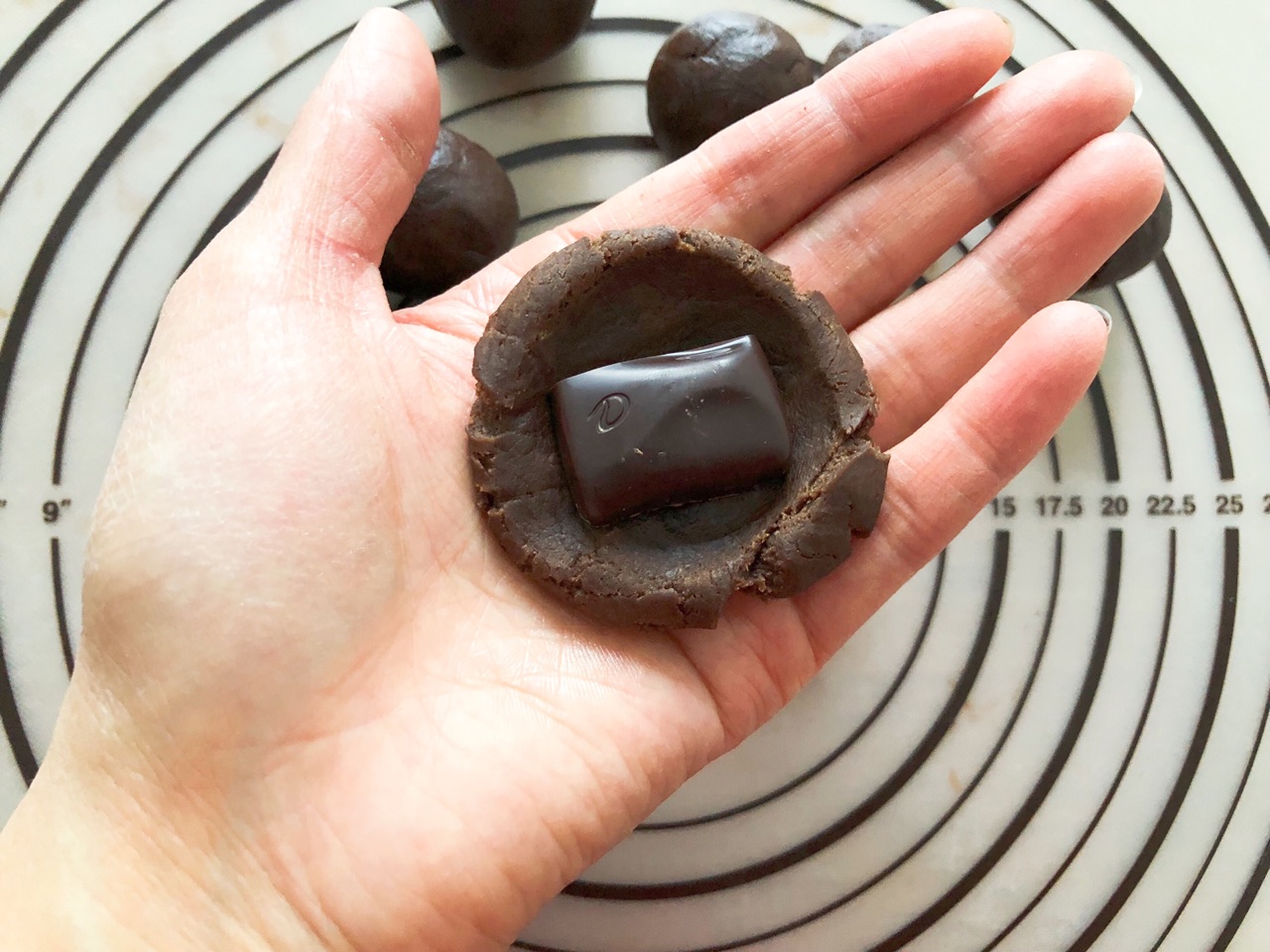 Công thức làm bánh quy chocolate có nhân cực hấp dẫn - Ảnh 7