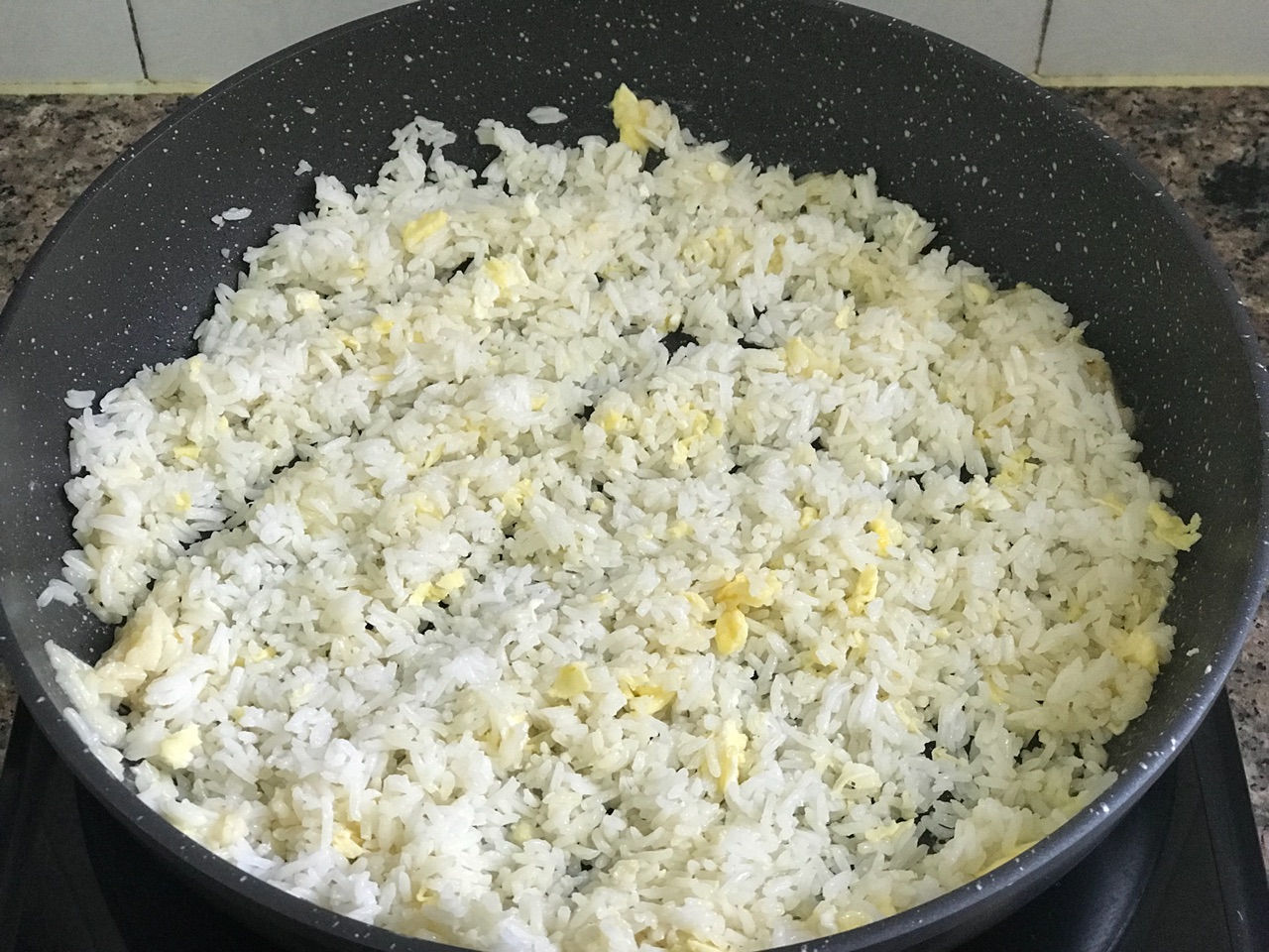 Cách làm cơm rang ngon với tôm, xà lách ăn hoài vừa không ngán - Ảnh 4
