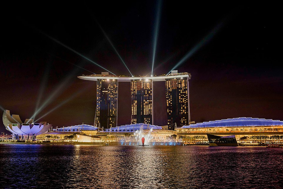 Nằm trên bờ vịnh Marina Bay của Singapore, Marina Bay Sands bao gồm ba tòa tháp xếp tầng, 2.560 phòng và bể bơi vô cực trên cao dài nhất thế giới. 