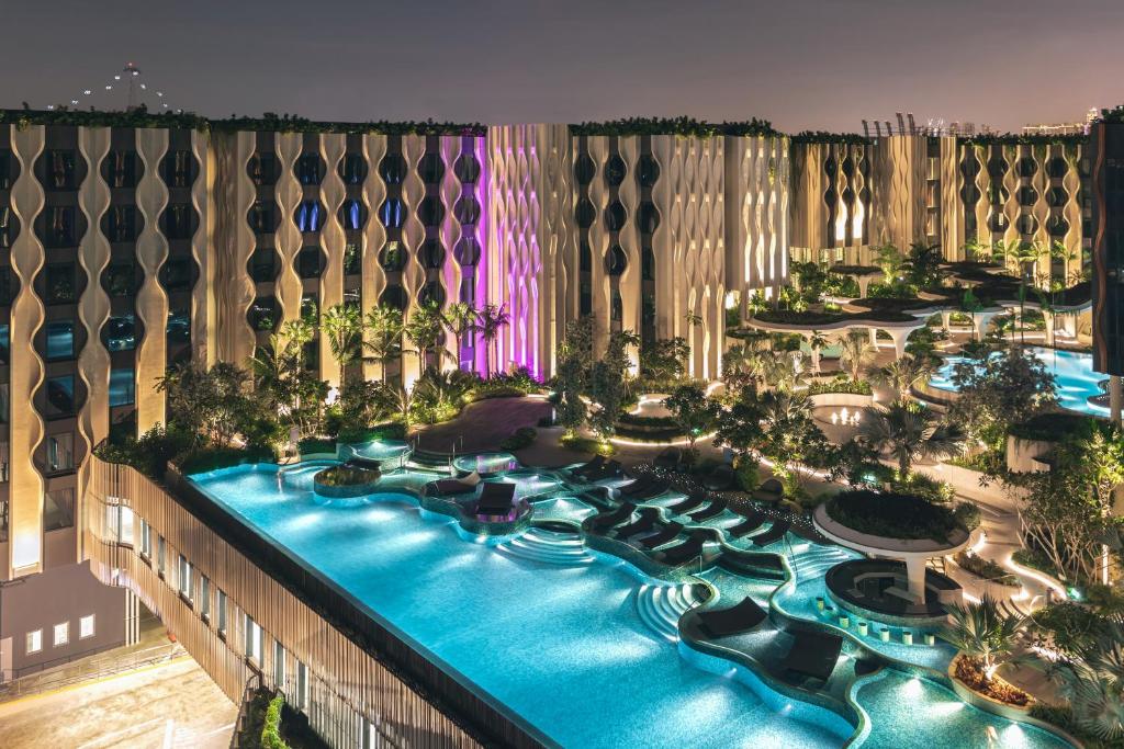 Tripadvisor mô tả khách sạn 173 phòng này là “nơi nghỉ ngơi thời thượng, độc quyền và riêng tư với sự chăm sóc chu đáo đến từng chi tiết”. Ngoài ra khách sạn có thiết kế đầy phong cách bên trong và hồ bơi vô cực xa hoa với tầm nhìn tuyệt đẹp ra bên ngoài Singapore.