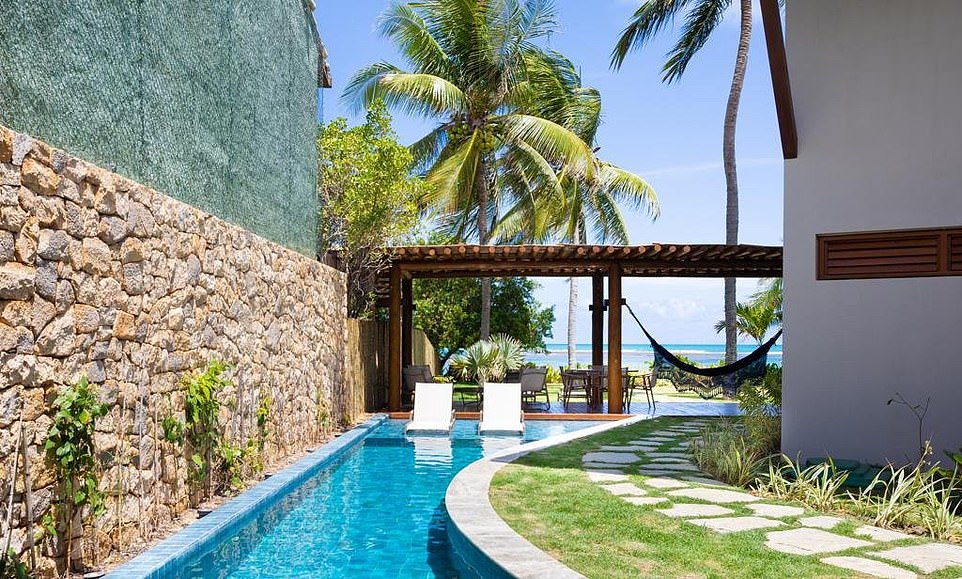 Khu nghỉ dưỡng này gồm 156 căn hộ, nằm cách bãi biển Praia de Serrambi chỉ vài mét và có 1.444 đánh giá xuất sắc trên Tripadvisor. 