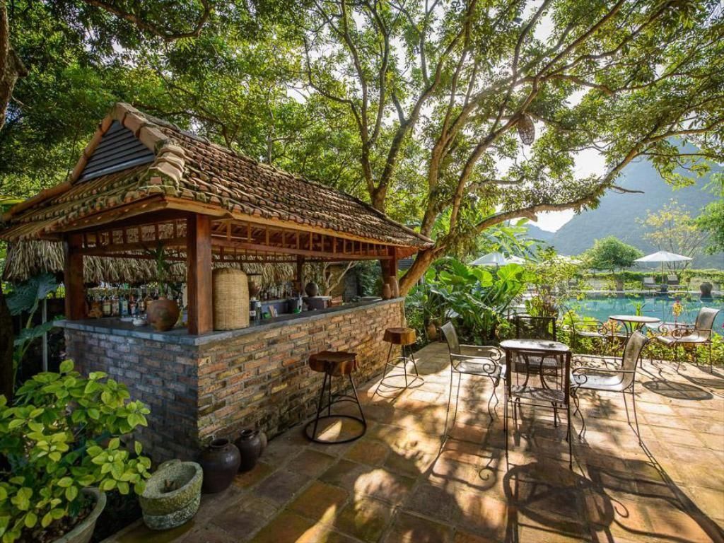 Ẩn mình giữa những cánh đồng lúa, Tam Coc Garden Boutique Resort gồm 8 bungalow. Tất cả các bungalow đều có sân hiên riêng nhìn ra cánh đồng, khu vườn hoặc đỉnh núi đá vôi. 