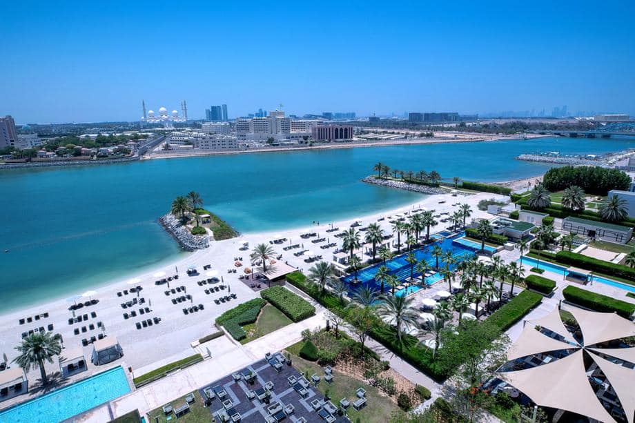 Với thiết kế hiện đại, nổi bật, khách sạn bên bờ biển này mang đến sự thoải mái và sang trọng ở mức cao nhất cho du khách. Nơi đây có hồ bơi đạt chuẩn Olympic, bãi biển trải dài và 8 nhà hàng.