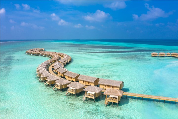 Khu nghỉ dưỡng trên đảo chỉ dành cho người lớn, You and Me By Cocoon Maldives có 99 biệt thự trên mặt nước cũng như 10 biệt thự nằm trên bãi biển. Nó cũng tự hào có một nhà hàng chìm hoàn toàn dưới nước có tên là H2O.