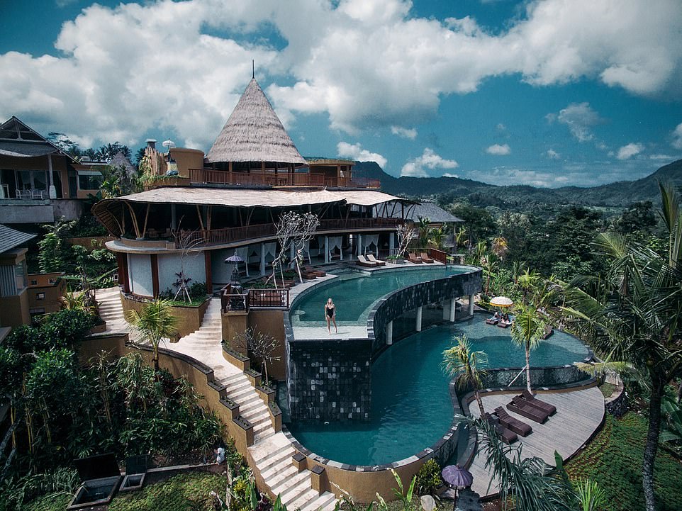 Khu nghỉ dưỡng năm sao tuyệt đẹp này nằm giữa những cánh đồng lúa của Bali và có một hồ bơi thiết kế rất ấn tượng. Ngoài ra, khách sạn này còn có một spa và một không gian riêng để tập yoga. 