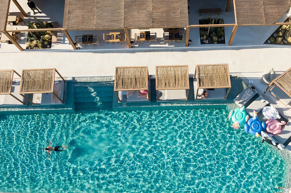 Nằm cách bãi biển chỉ 300 mét, Rocabella Mykonos Hotel được mô tả như một nơi nghỉ dưỡng tuyệt vời, có sự gần gũi và ấm áp giống như đang ở nhà vậy.
