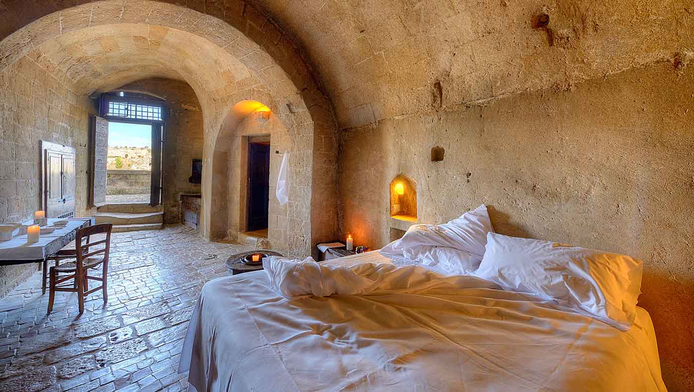 Sextantio Le Grotte della Civita là một dự án văn hóa ra đời với mục đích tạo ra một ý tưởng về dịch vụ khách sạn trải nghiệm khác thường, khác xa với quan niệm thông thường về khách sạn sang trọng. Những ngôi nhà điển hình nằm trong hang đá được cải tạo thành 18 phòng suite lãng mạn.