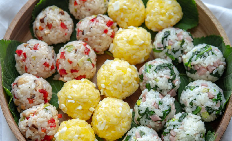 Cách làm cơm nắm đa sắc, nhiều vị đáp ứng được sở thích ăn uống của cả nhà