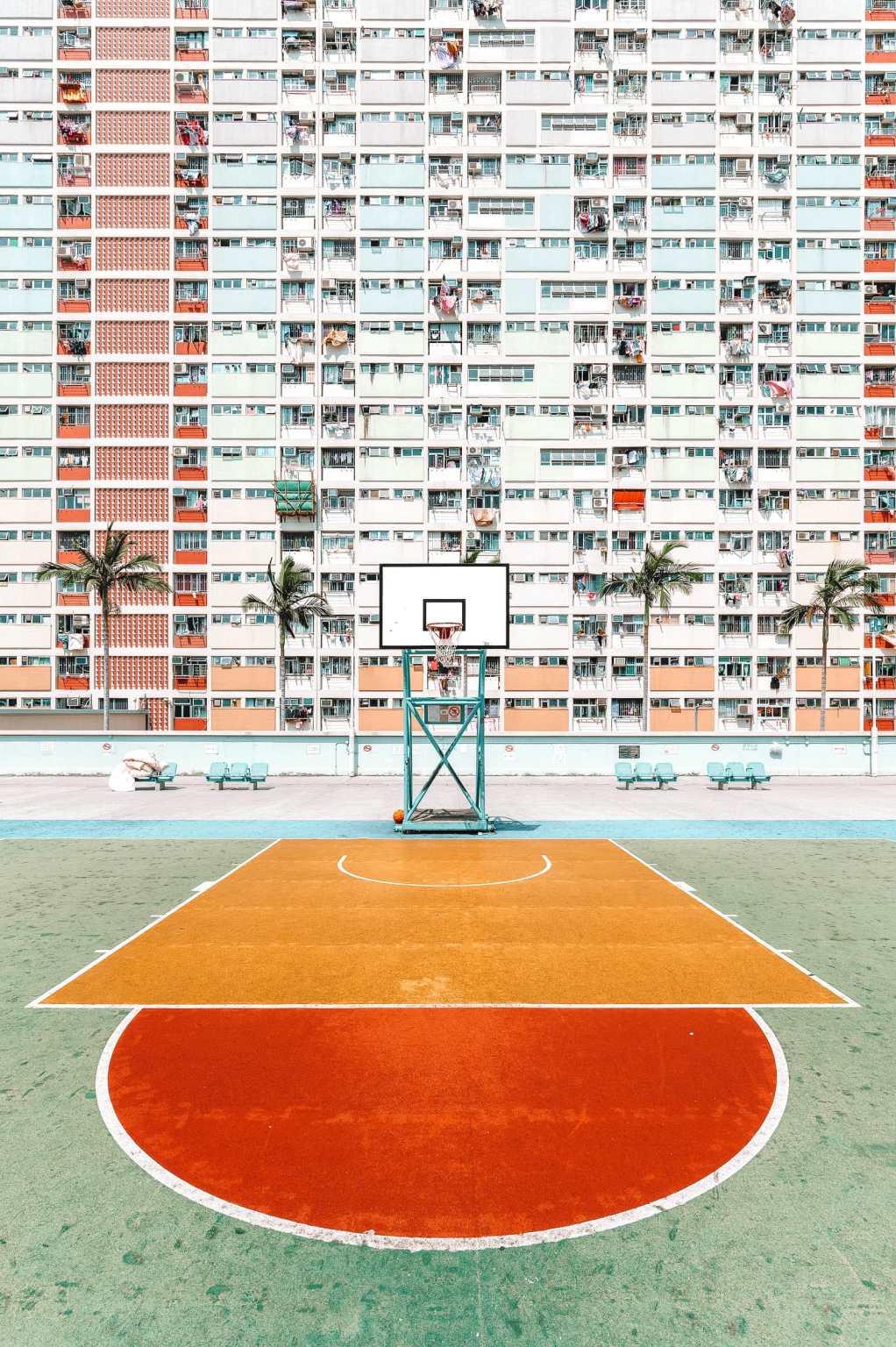 Choi Hung Estate, tòa nhà cầu vồng nổi tiếng với những sân bóng rổ đầy màu sắc.