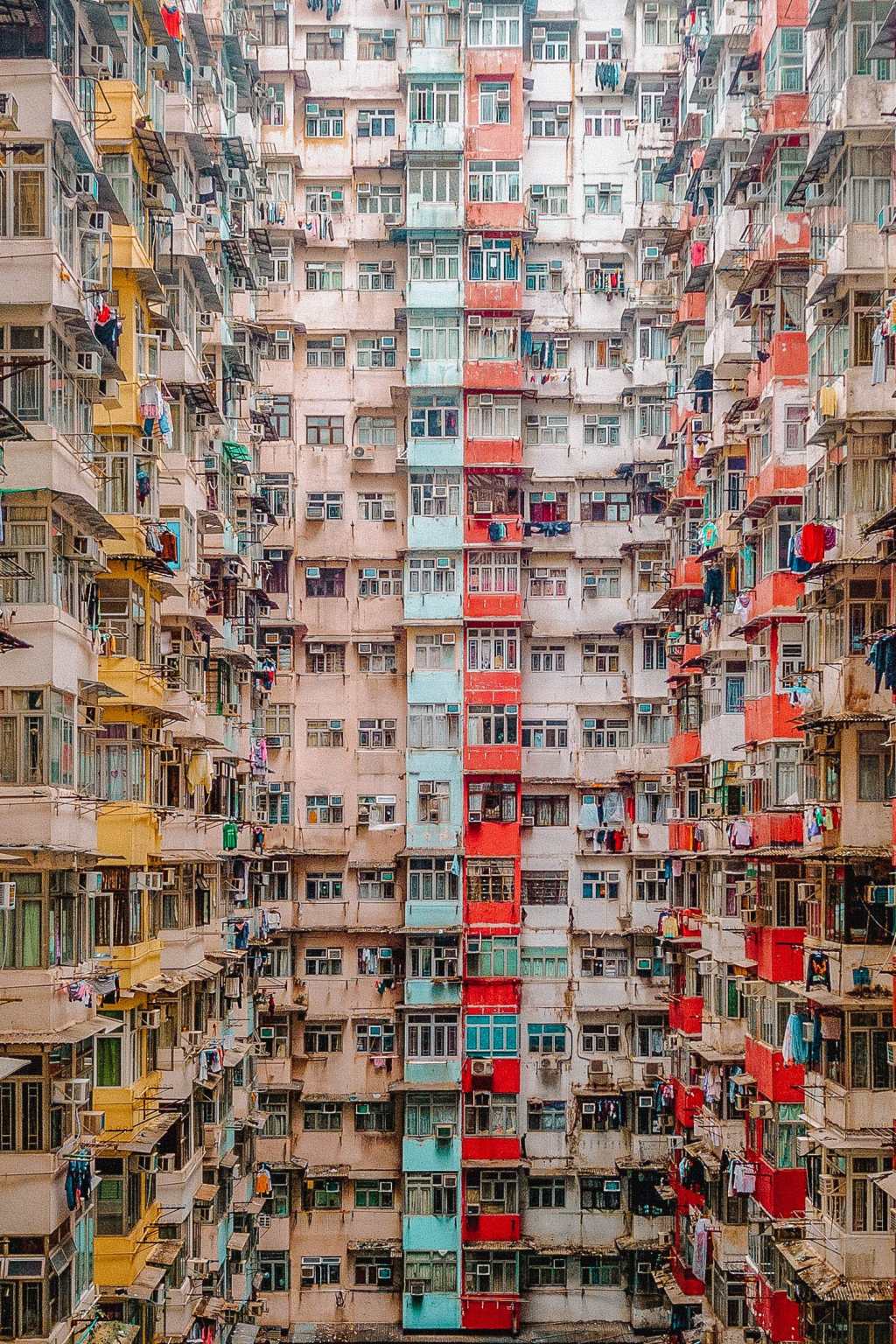 Tòa nhà Yik Cheong, khung cảnh ba tòa nhà xây thành hình chữ U với màu sắc rực rỡ sẽ khiến bức ảnh của bạn ấn tượng vô cùng.
