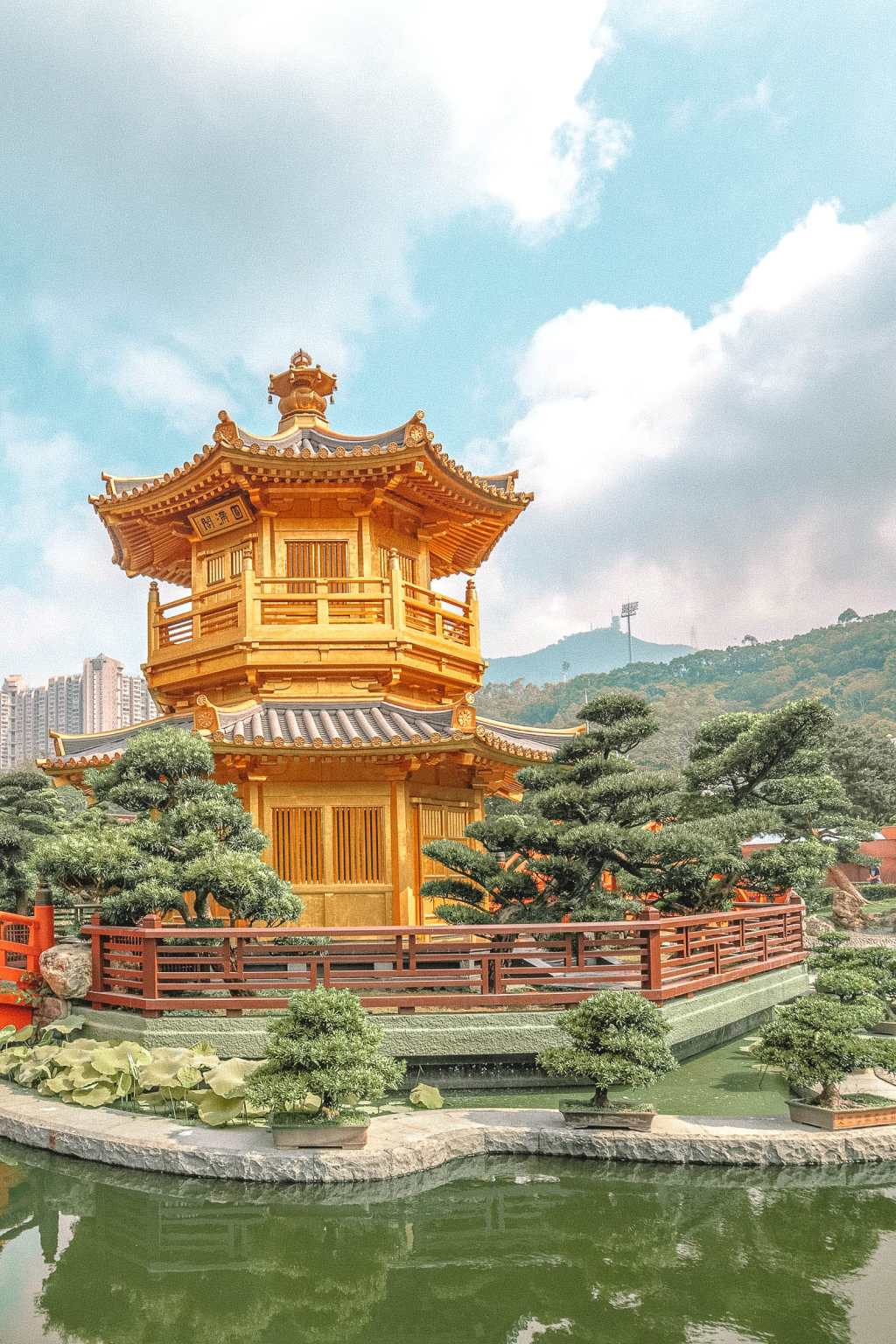 Vườn Nan Lian, một khu vườn theo văn hóa truyền thống nằm giữa những tòa nhà hiện đại. 