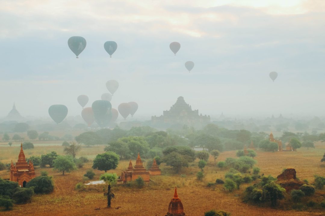 Khung cảnh những chiếc khinh khí cầu bay trên hơn 2.200 ngôi chùa tại Bagan.