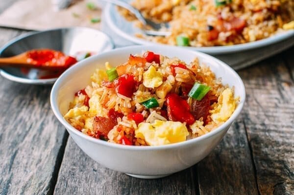 Cách làm cơm rang trứng thịt ngon, hạt săn giòn mà không bị khô