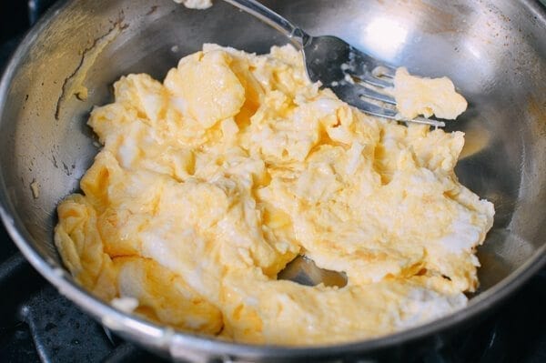 Cách làm cơm rang trứng thịt ngon, hạt săn giòn mà không bị khô - Ảnh 2