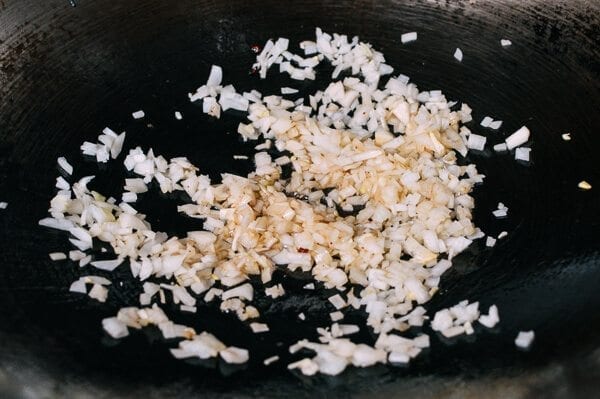 Cách làm cơm rang trứng thịt ngon, hạt săn giòn mà không bị khô - Ảnh 4