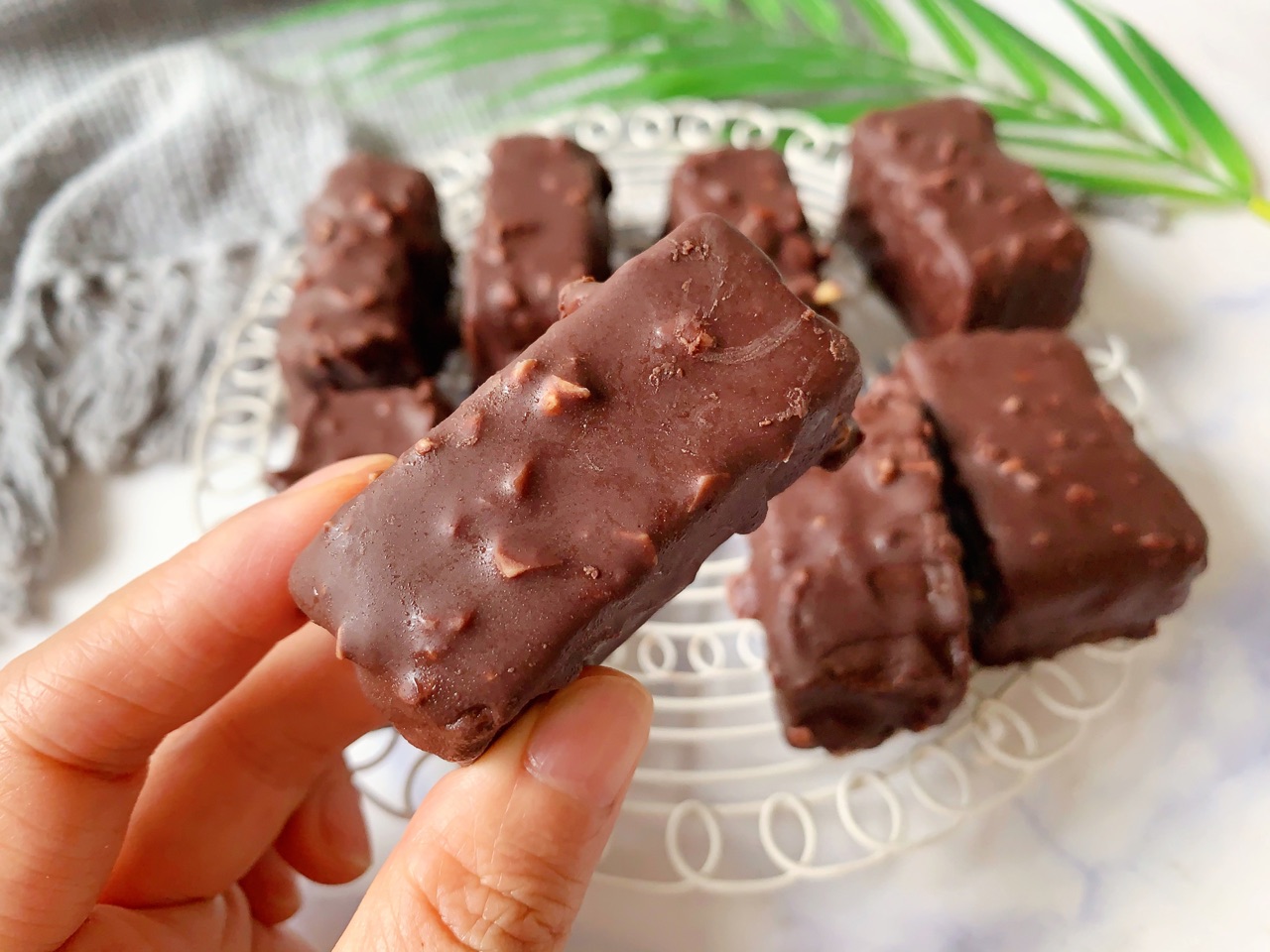 Cách làm kẹo socola phủ hạt đơn giản mà chất lượng - Ảnh 11