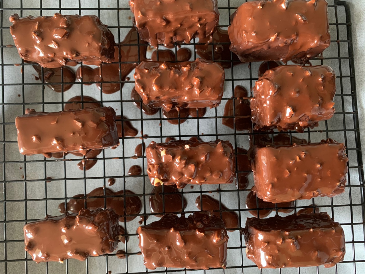 Cách làm kẹo socola phủ hạt đơn giản mà chất lượng - Ảnh 10