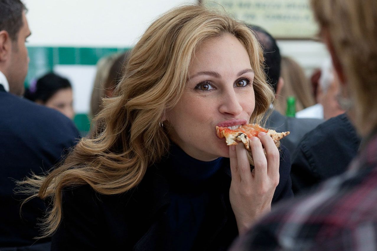 Cảnh trong bộ phim chuyển thể từ cuốn sách cho thấy Julia Roberts (đóng vai Gilbert) tận hưởng đầy hạnh phúc miếng pizza thơm ngon bên trong nhà hàng. 
