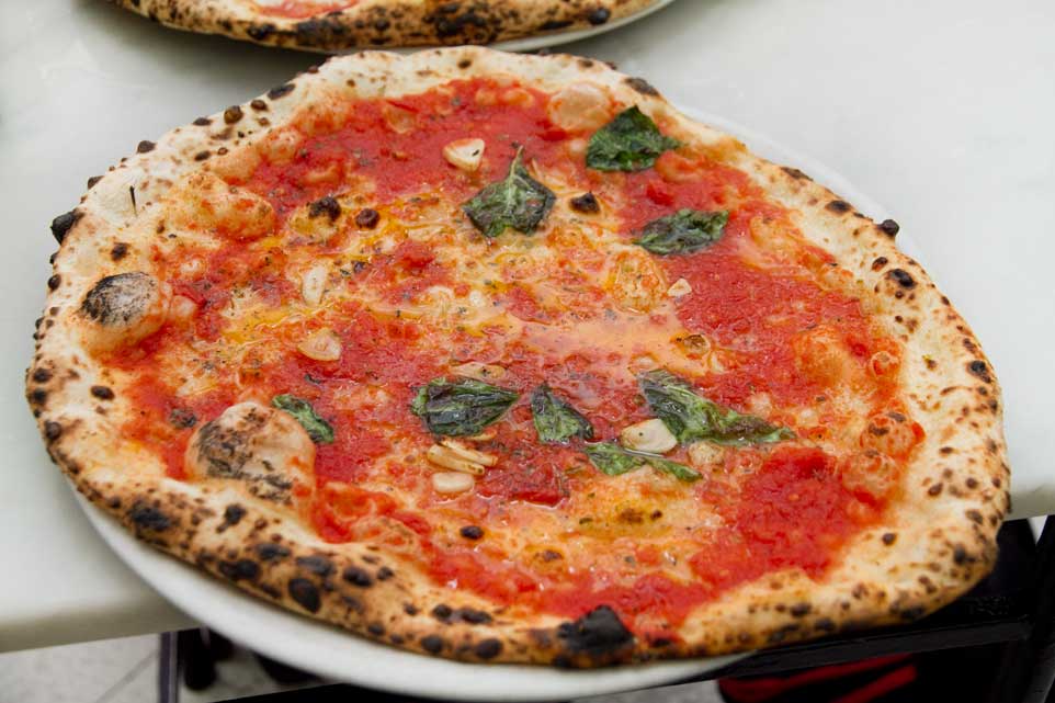 Pizza Marinara, chỉ có cà chua, tỏi và rau húng quế tươi.
