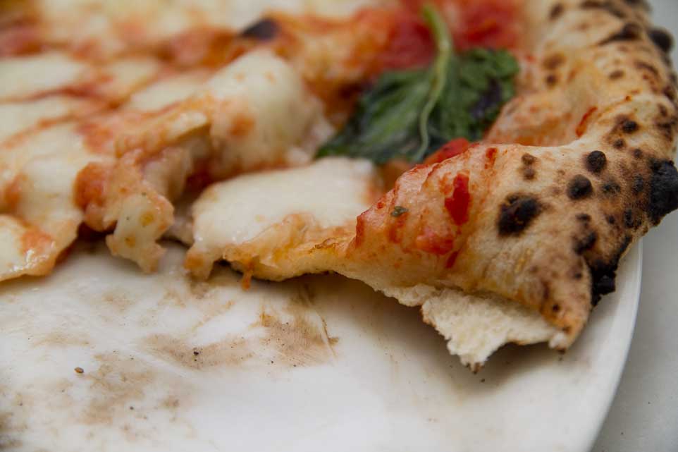 Pizzeria da Michele – tiệm pizza được 'Ăn, Cầu nguyện và Yêu' khen ngợi - Ảnh 11