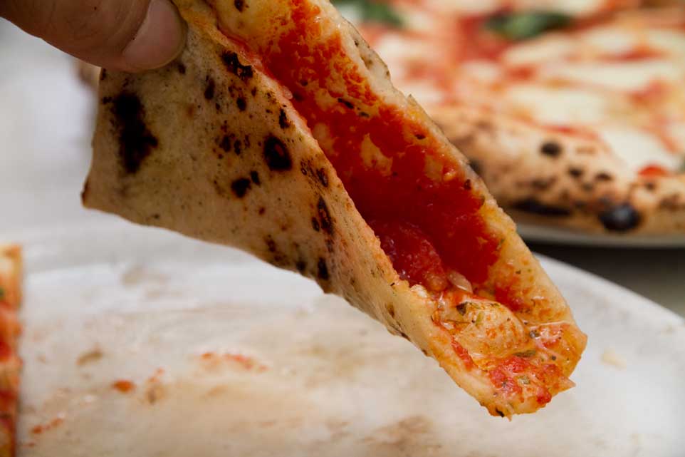 Pizzeria da Michele – tiệm pizza được 'Ăn, Cầu nguyện và Yêu' khen ngợi - Ảnh 12