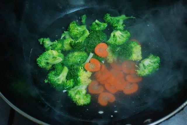 Cách làm đậu phụ sốt rau củ chiều được vị giác cả người ăn chay và ăn mặn - Ảnh 3