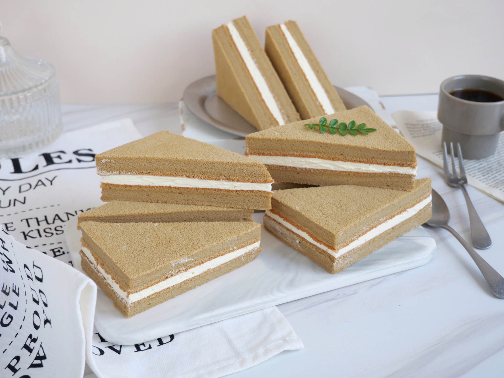 Cách làm bánh bông lan kẹp kem vị cà phê dễ làm, chiều được sở thích cả nhà