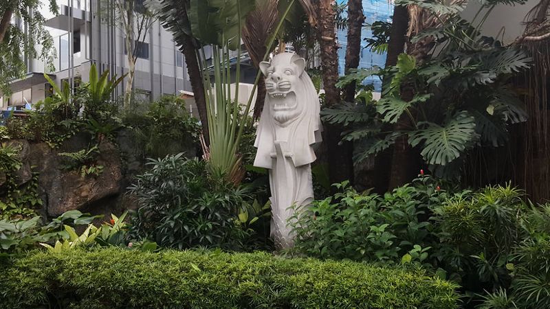 Merlion tại Tổng cục du lịch Singapore. Chú hải sư này gầy nhất và có phần lạ nhất trong số những bức tượng hải sư ở Singapore.