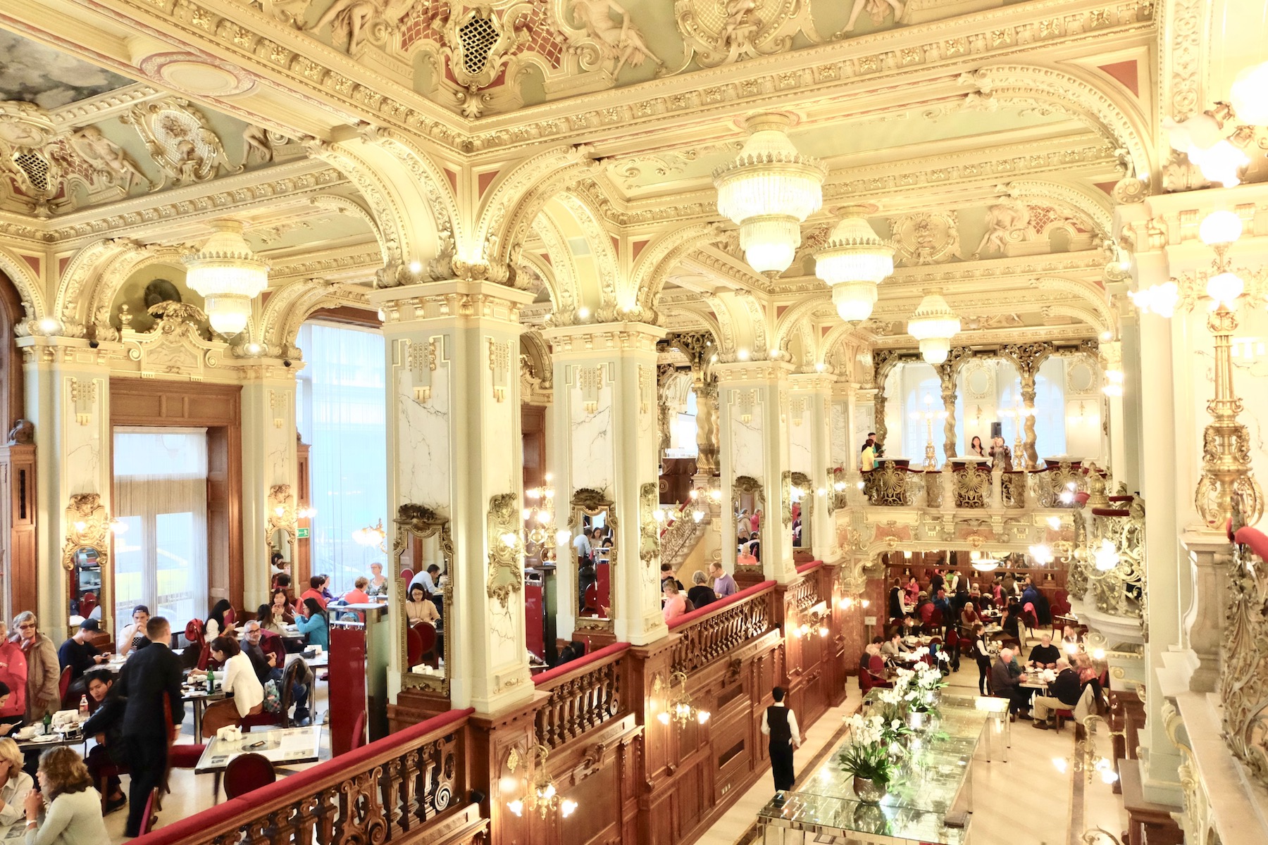 New York cafe - quán cafe đẹp như bảo tàng, 127 tuổi vẫn lộng lẫy ở Hungary - Ảnh 8