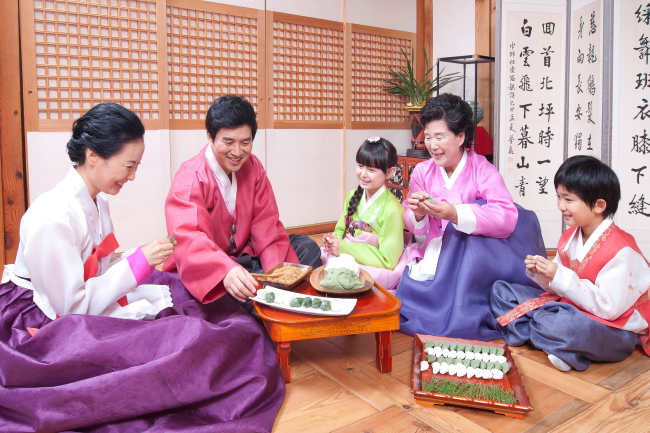 Songpyeon, món bánh nửa vầng trăng nhất định phải có trong Tết Trung thu ở Hàn Quốc - Ảnh 1