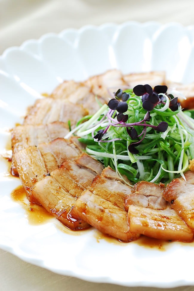 Thịt được hầm khoảng 3 – 4 tiếng cho nhừ mà không bị nát rồi thái miếng mỏng. Đây là món ăn truyền thống ở Hàn Quốc.