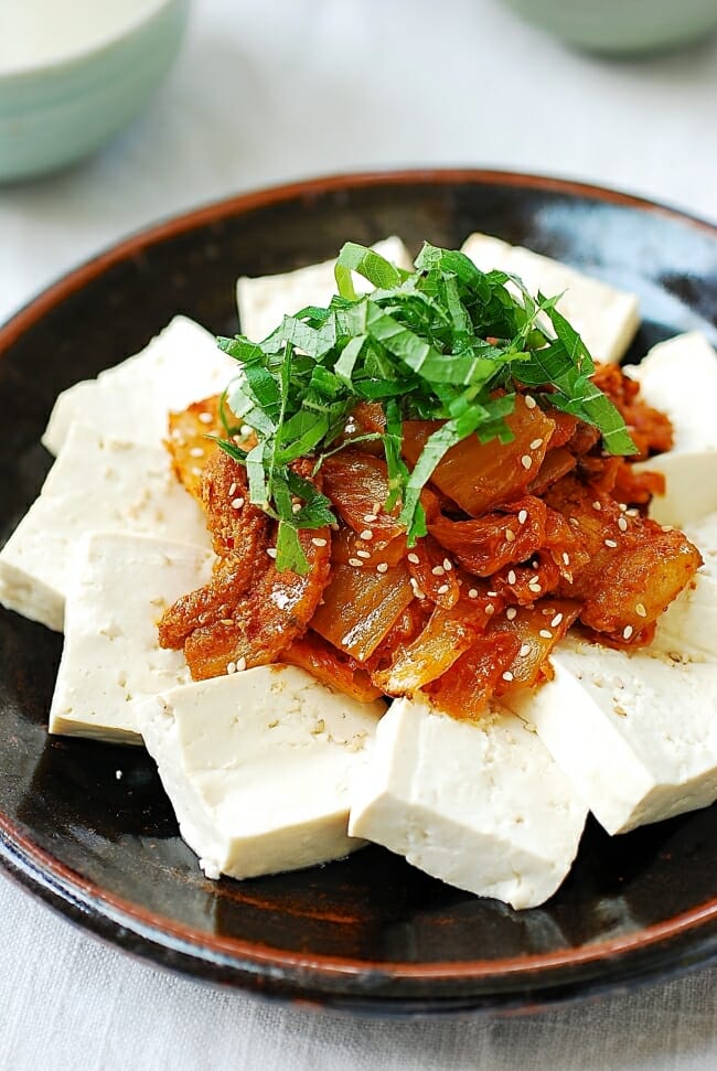 Thịt xào kim chi phù hợp trong bữa cơm ngày mát trời hoặc khi trời vào đông. Ở Hàn Quốc người ta hay ăn kèm đậu phụ trắng.