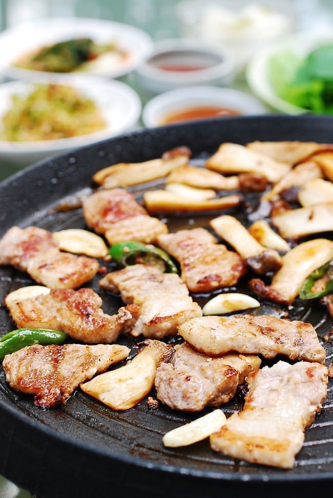 Món thịt nướng kiểu Hàn này ăn kèm với kim chi là ngon hết ý.