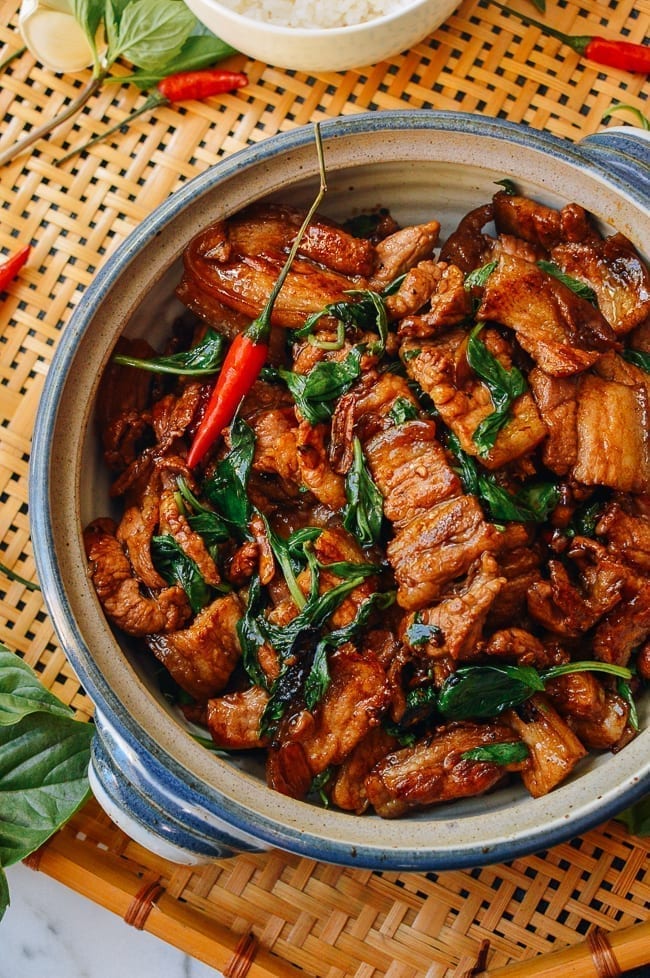 Đây là món ăn truyền thống của Thái Lan. Húng tây rất thơm và hợp khi kết hợp với thịt ba chỉ, bạn hãy thử nhé!