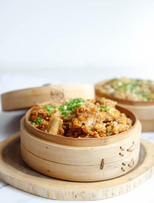 Món ăn độc đáo của Trung Quốc, sử dụng gạo sau khi rang thơm lên trộn với thịt rồi đem hấp chín.