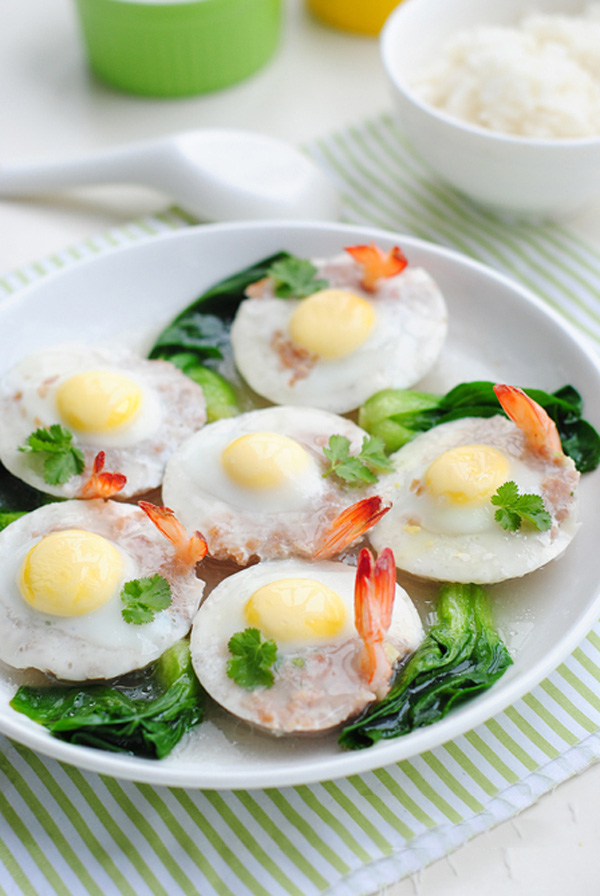 Món trứng cút hấp tôm thịt với cách chế biến khá lạ, là một món ăn với đầy đủ dinh dưỡng từ tôm, thịt, rau cải và trứng cút. Ảnh: Internet