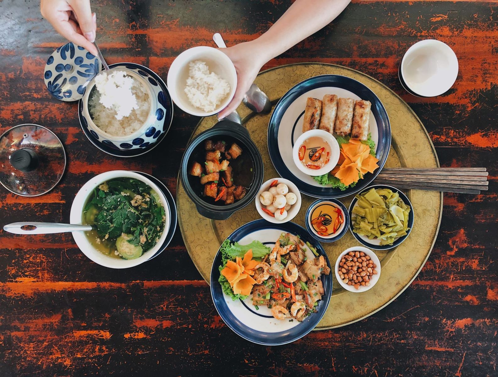 9 sự khác biệt giữa thói quen ăn uống phương Đông và phương Tây